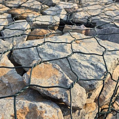 PVC-gecoate gabiondraadnetten die rivierbanken, hellingen en kanalen beschermen tegen erosie